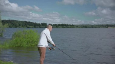 Balık adam. Göl kenarında dinlenmek.