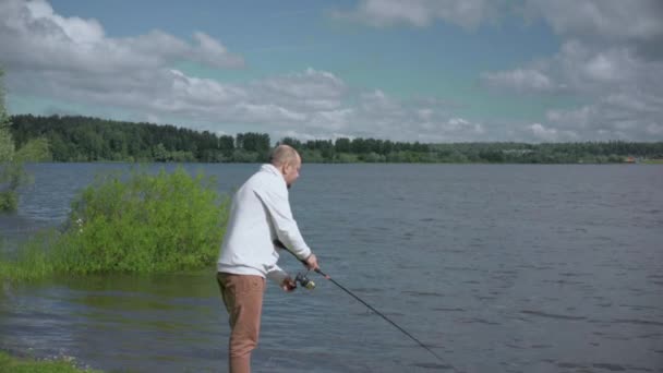 Ο άνθρωπος για την αλιεία. Ξεκουραστείτε δίπλα στη λίμνη. — Αρχείο Βίντεο