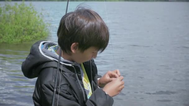 Niños en la pesca. Descanse en el lago — Vídeos de Stock