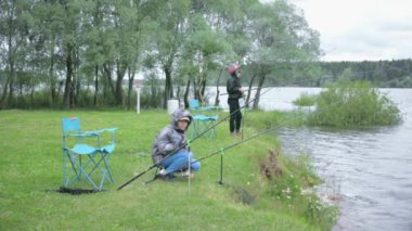 Çocuklara Balık tutma. Göl kenarında dinlenmek