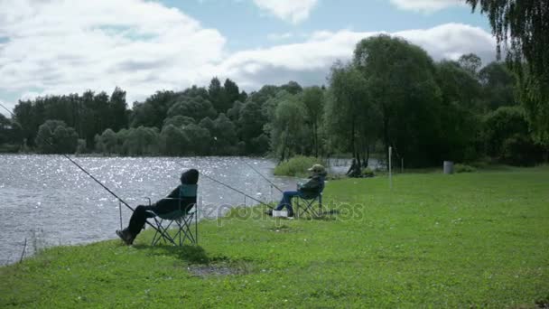 Children on fishing. Rest on the lake — Stock Video