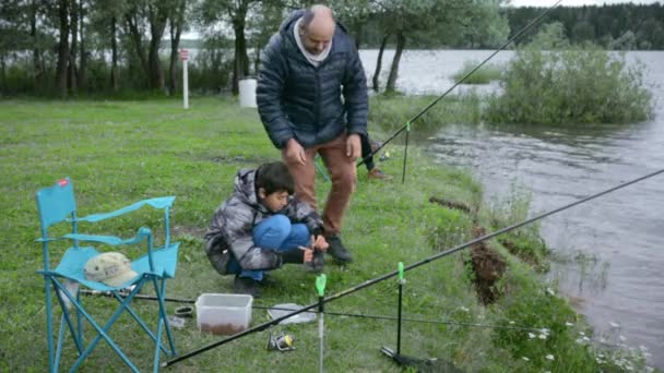 Дети на рыбалке. Отдых на озере — стоковое видео