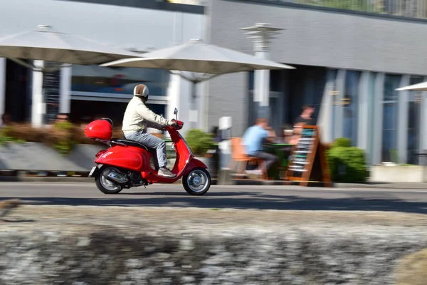 Kırmızı vintage scooter