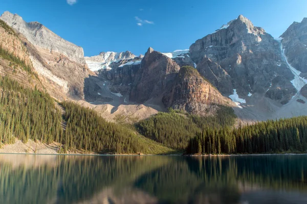 Мальовничий вид на озеро морени в Banff Національний парк — стокове фото