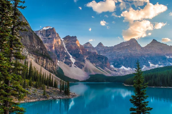 Мальовничий вид на озеро морени в Banff Національний парк — стокове фото