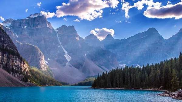 Мальовничий вид на озеро морени в Banff — стокове фото