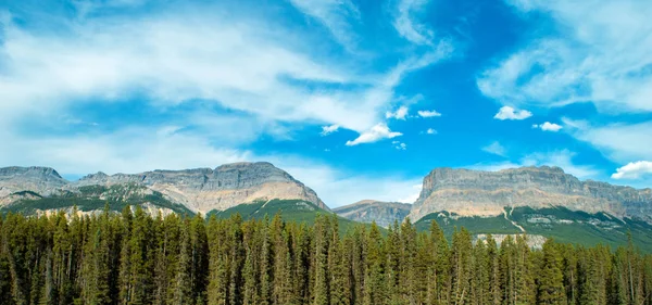 Мальовничий вид на канадських Скелястих горах в місті Banff — стокове фото