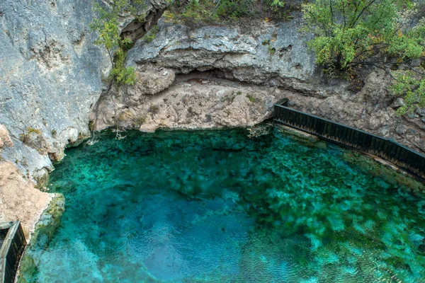 Пещерный бассейн с бирюзовой водой — стоковое фото