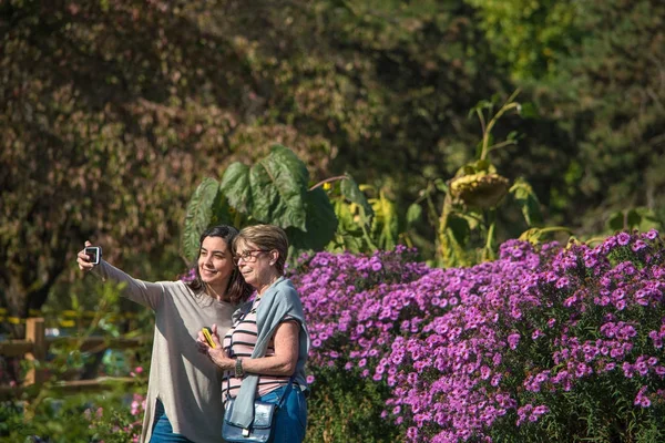 Mãe Filha Selfie Jardim Beatiful — Fotografia de Stock