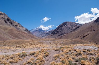 Aşağıdaki vadiden Aconcagua manzarası