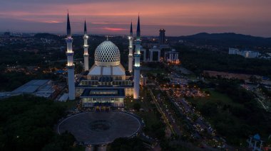 Shah Alam, Malezya - 30 Nisan 2017 - A gün batımında Sultanahmet Camii, Shah Alam, Malezya. Mavi Cami veya Sultan Salahuddin Abdul Aziz Shah Camii Selangor, Malezya devlet Camii olduğunu.
