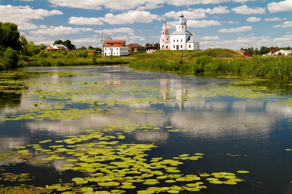 Vue sur l'église d'Elie depuis la rivière Kamenka. Suzdal — Photo