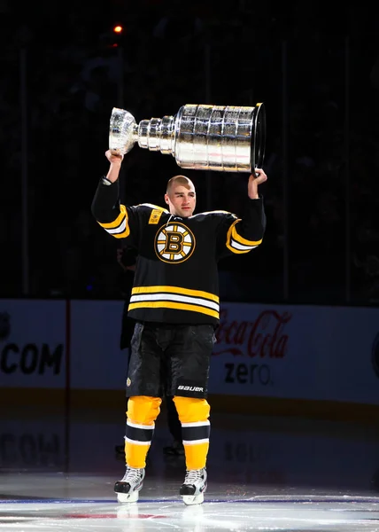 Boston Bruins Defenseman Johnny Boychuk Raises Stanley Cup Trophy Skates — Stock Photo, Image