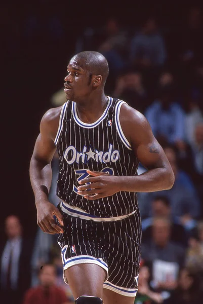 上世纪90年代 奥兰多魔法的Shaquille Neal在Nc夏洛特的一场Nba比赛中发挥作用 — 图库照片