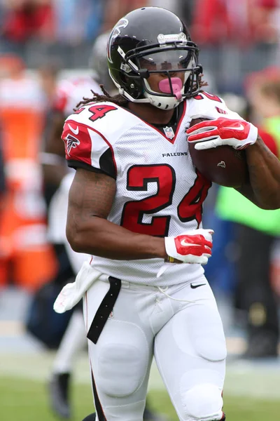 Devonta Freeman se calienta antes del partido del 25 de octubre de 2015 contra los Tennessee Titans en Nashville, TN — Foto de Stock