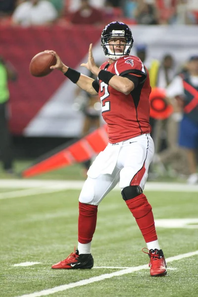 Atlanta Falcons Hátvéd Átnézi Lehetőségeit Egy 2012 Nfl Játék Során Stock Kép