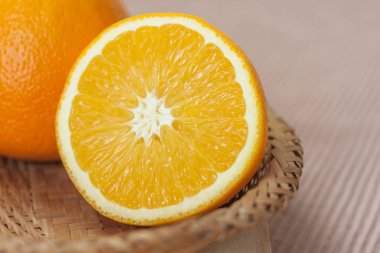 hafif pembe bir arka plan ile sepet içinde portakal