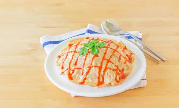 Thaise omelet met chili saus — Stockfoto