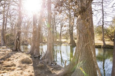 Wimberley mavi delik, parlayan güneş