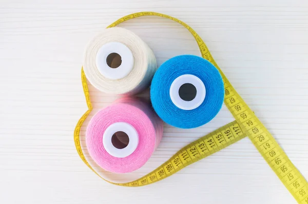 Carretes de hilo de coser, corazón medidor azul, rosa, beige y sastre — Foto de Stock