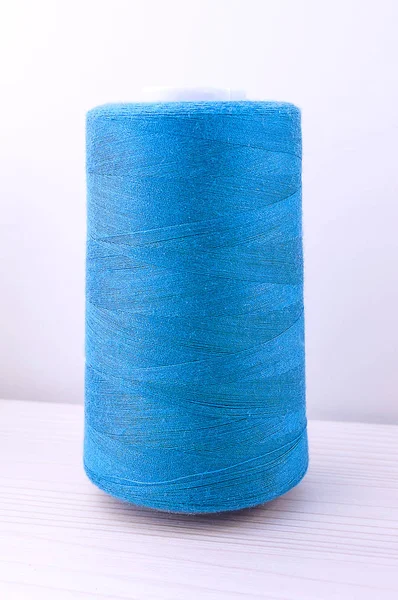 Резьба бобин для швейной машинки голубого цвета — стоковое фото