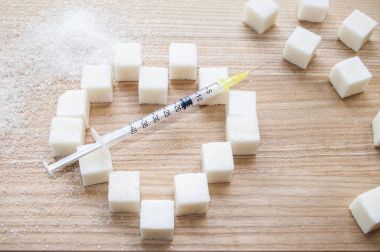 diyabet. insülin şırınga ahşap arka plan üzerinde kesme şeker kalbinde yer alır