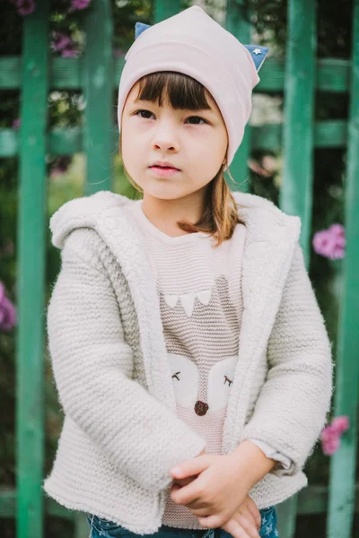 rüya gibi portre küçük kız arka plan çit ve çiçekler