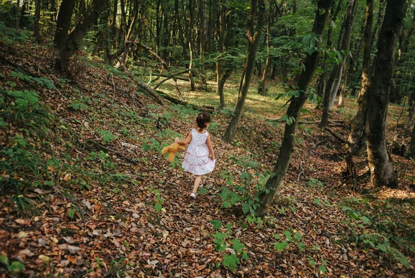 Niño corriendo en el bosque — Foto de Stock