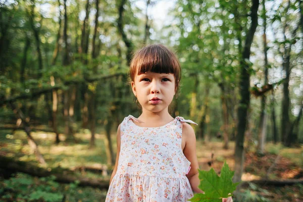 Porträtt av en flicka i skogen — Stockfoto