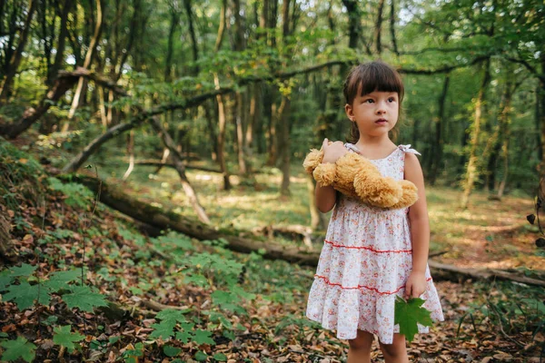 Портрет девушки в лесу. emotion.bear — стоковое фото