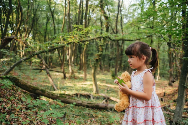 Fille debout dans les bois portrait d'une fille dans les bois.ours — Photo