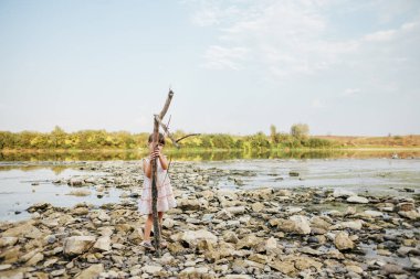 nehir kuru bir dalı tutan kız