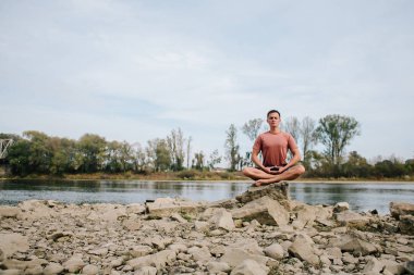 adam nehir kıyısında yoga uygulamaları 