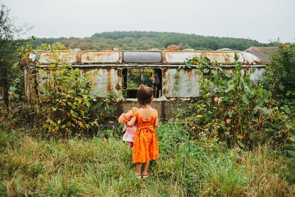 bir bebek kız eski karavan duruyor