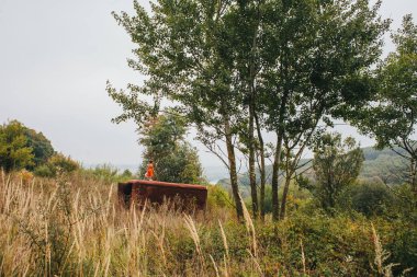 bir bebek ile küçük kız ormanda eski römork üzerinde duruyor