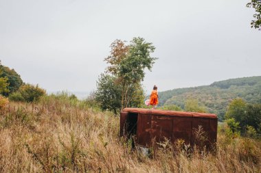bir bebek ile küçük kız ormanda eski römork üzerinde duruyor