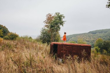 bir bebek ile küçük kız ormanda eski römork üzerinde duruyor
