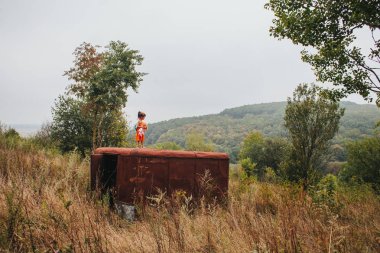 bir bebek ile küçük kız ormanda eski römork üzerinde duruyor