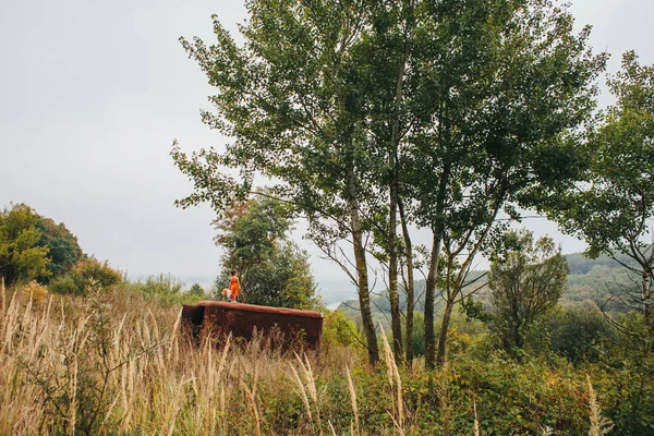 bir bebek ile küçük kız ormanda eski römork üzerinde duruyor