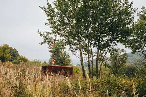 bir bebek ile küçük kız ormanda eski römork üzerinde duruyor