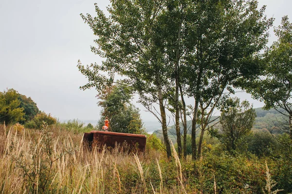 bir bebek ile küçük kız ormanda eski römork üzerinde duruyor