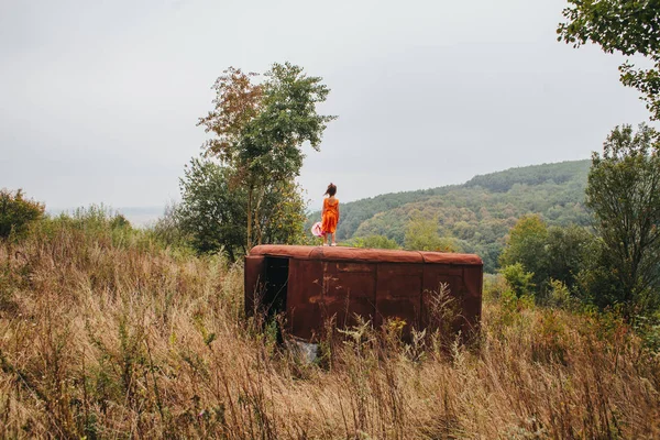 bir bebek ile küçük kız ormanda eski römork üzerinde duruyor