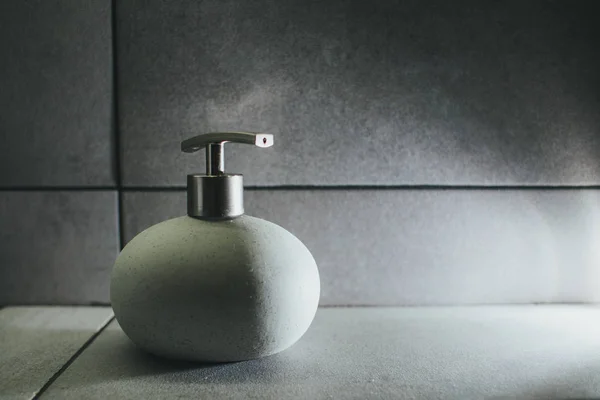 Flaska med flytande tvål i badrummet — Stockfoto