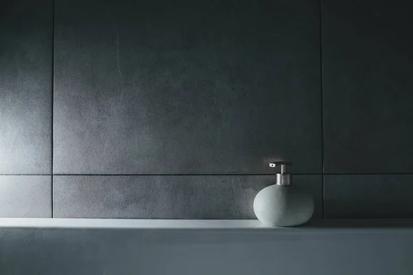 şişe sıvı sabun. iç; banyo; tuvalet;