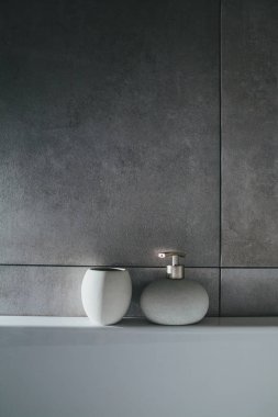 Diş fırçaları seramik vazo. iç; banyo; tuvalet;