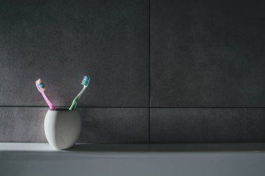 Seramik vazo içinde diş fırçaları. iç; banyo; tuvalet;