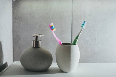 şişe sıvı sabun. iç; banyo; tuvalet;