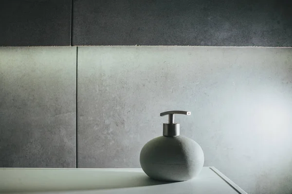 şişe sıvı sabun. iç; banyo; tuvalet;