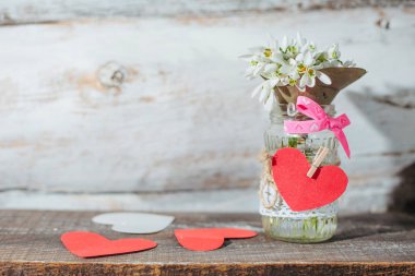 Kardelen ve kalpleri, ilkbahar yaz d ile eski ahşap arka plan