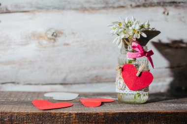 Kardelen ve kalpleri, ilkbahar yaz d ile eski ahşap arka plan